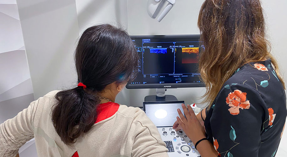 vista parcial de X-CUBE 60 con Doctora Medicina Estética y Especialista de Aplicaciones de Ultrasonido
